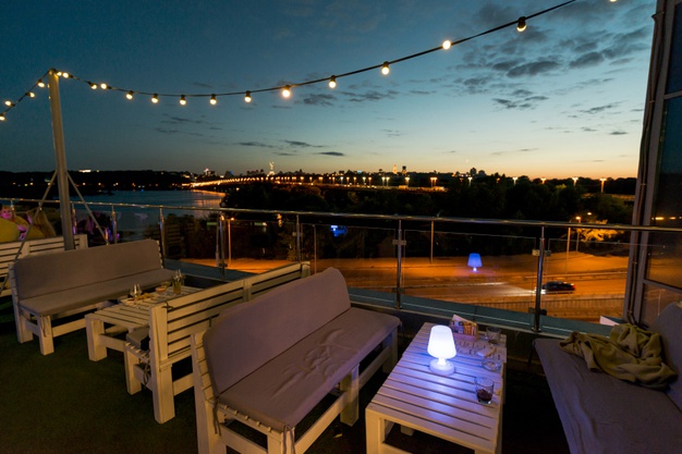 Terraza iluminada por una lámpara